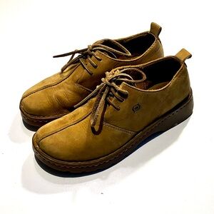 Born leather laced shoes/ super comfortable!/ women’s size 8/ EU 39